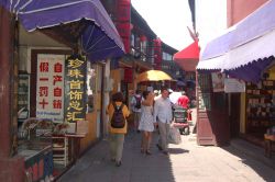 Una via della zona del mercato nella città fluviale di Zhouzhuang in Cina