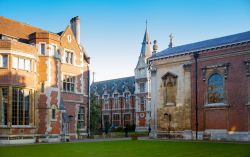  Pembroke College di Cambridge, Inghilterra - Nel 1347, la vigilia di Natale, Edoardo III° garantì alla vedova del conte di Pembroke la licenza per fondare un nuovo centro di ...