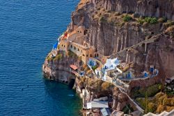 La costa sottostante il vIllaggio di Oia a Santorini: ...