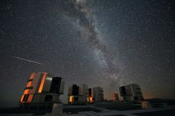 VLT Very Large Telescope, i 4 osservatori ESO al Cerro Paranal Cile - © ESO/S. Guisard -licenza CC BY 4.0 Wikimedia Commons.