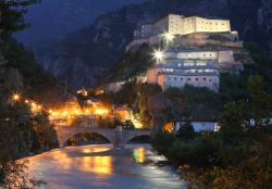 Valle d'Aosta, il Forte di Bard - In basso si nota il fiume Dora Baltea, in alto la grande fortezza, fotografata in prima serata - Cortesia Regione Valle d'Aosta, foto di Enrico ...