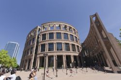 La Vancouver Public Library è il secondo sistema bibliotecario più grande del Canada. Il centro amministrativo, nonché sezione più ampia della biblioteca, ha sede ...