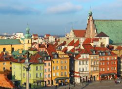 Varsavia, piazza del Castello: in questa zona centrale della capitale della Polonia si trovano molti edifici storici, dalle facciate colorate che costituiscono il quartiere di Stare Miasto - karnizz ...