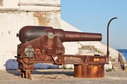 Vecchio cannone nel forte di Tangeri, in Marocco ...