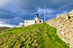 Vecchio faro a Sumburgh Head, siamo nelle Isole Shetland in Scozia - © aiaikawa / Shutterstock.com