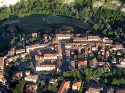 Veduta aerea del centro storico di Casola Valsenio - © Giorgio Sagrini, CC BY-SA 3.0, Wikipedia