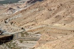 Verso le oasi di montgna della unisia ci troviamo vicino a Tozeur, più easttamente a Tamerza, in Tunisa - © Jakez / Shutterstock.com