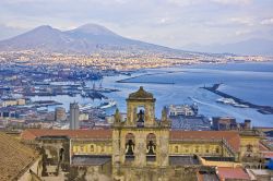 Il Vesuvio visto dai quartieri alti di Napoli. In primo piano l'Eremo di Camaldoli e in ombra il Porto di Napoli. Sullo sfondo si notano i profili del Vesuvio (a destra) e del monte Somma ...