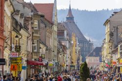 Via Repubblica a Brasov, Romania - E' uno dei più importanti viali pedonali di Brasov affollato ogni anno da turisti provenienti da ogni parte del mondo. Vi si affacciano botteghe ...