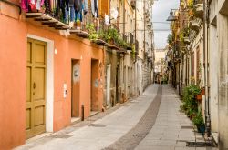 Via San Giovanni, uno dei punti più caratteristici della città di Cagliari (Sardegna) - © marmo81 / shutterstock.com