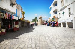 Via dello shopping all'interno dell Medina di Sousse, dove si trovano anche i vari souk artigianali. Sousse è una meta turistica che si trova a circa metà della costa orientale ...