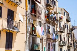 Una via pittoresca nel centro di Palermo, Sicilia: dai balconi sventolano come bandiere le tende colorate e i panni del bucato  - © vvoe / Shutterstock.com
