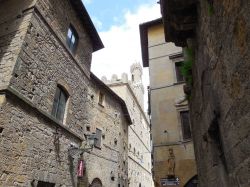 Vie del borgo di Volterra, sullo sfondo la torre del Palazzo dei Priori - © Giovanni Mazzoni (Giobama)