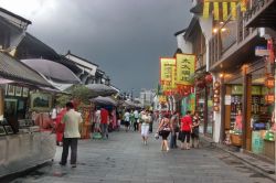 Vie commerciali dentro il centro storico di Hangzhou in Cina