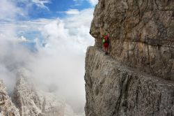 Vie delle Bocchette, una delle vie ferrate più famose delle Dolomiti di Brenta, si trovano non lontano dalla località di villeggiatura di Madonna di Campiglio - © Jiri Vavricka ...