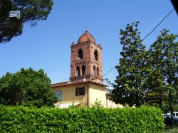 Il campanile della chiesa di San Michele Arcangelo, che rimane in frazione Vignole a Quarrata (Toscana) - © Elborgo - CC BY 2.5 - Wikimedia Commons.