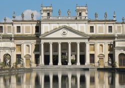 Villa Pisani nei dintorni di Padova, Crociera sul Brenta  - © ristalvi / Shutterstock.com