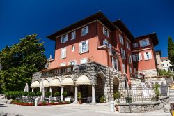 Una delle ville eleganti che costellano Opatija (in italiano Abbazia), città dell'Istria nord-orientale, Croazia, affacciata sul Golfo del Quarnero - © anshar / Shutterstock.com ...