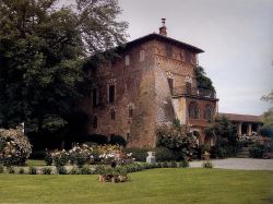 Il Castello di Marchierù visto dal parco interno a Villafranca Piemonte (Piemonte). Situata in borgata Soave, questa dimora storica risale al 1220.
