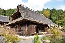 Casa tradizionale giapponese nel villaggio tipico di Iyashi No Sato, Prefettura di Yamanashi in Giappone - © NorGal / Shutterstock.com 