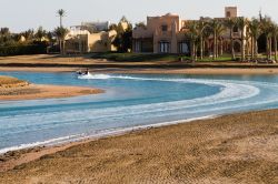 La località turistica di El Gouna, dove trascorere delle serene vacanze di mare, nella barriera corallina del Mar Rosso in Egitto - © Stefan Schurr / Shutterstock.com