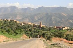 Un villaggio berbero tra le montagne dell'Atlante, ...