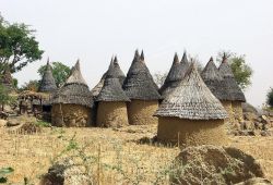 Villaggio nel Camerun: siamo nella savana africana - Foto di Giulio Badini / I Viaggi di Maurizio Levi