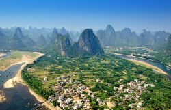 il villaggio di Yangshuo si trova ai piedi delle montagne carsiche di Guilin, uno dei paesaggi mozzafiato più belli di tutta la Cina - © asharkyu / Shutterstock.com