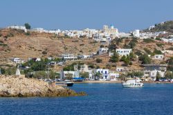 Il porto di Psathì, sull'isola di Kimols (Cicladi, Grecia), sorge a un chilometro dal villaggio principale di Choriò. Una schiera di casette bianche con le finestre blu, incastonate ...