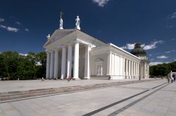 Nel centro di Vilnius domina la Cattedrale di San Stanislao, uno dei luoghi sacri della Lituania, il suo cuore spirtuale e luogo di incoronazione dei Granduchi di Lituania - © Thorsten ...