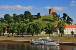 Vilnius, Lituania: il fiume Neris e sullo sfondo ...