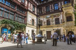 Visita al Castello di Peles a Sinaia, Valle della Prahova, in Romania - © Photosebia / Shutterstock.com 