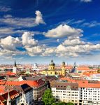 Vista aerea del centro di Monaco Baviera (Munich) in Germania. Sullo sfondo, di colore giallo, si vede la Theatinerkirche  - © gary718 / Shutterstock.com