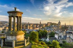 Vista panoramica di Edimburgo, la capitale della Scozia, dalla collina di Calton Hill al tramonto - © Shaiith / Shutterstock.com