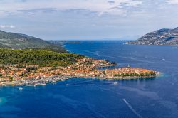 Vista aerea di Korcula (Croazia), con il borgo antico che si insinua nel mare Adriatico della costa Dalmata - © OPIS Zagreb / Shutterstock.com