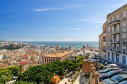 Foto del centro storico di Cagliari in direzione del mare, come lo si può vedere dal quartiere Castello - © marmo81 / shutterstock.com