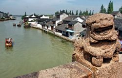 Vista dal ponte di pietra principale nel villaggio di Zhouzhuang in Cina