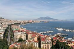 Vista del golfo di Napoli dal centro storico del capoluogo partenopeo, con il Vesuvio ed il Monte Somma sullo sfondo - © Danilo Ascione / Shutterstock.com