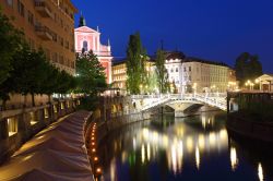 Vista notturna di Lubiana (Ljubljana) ed il ponte triplo della capitale della Slovenia - © Tomas Sereda / Shutterstock.com