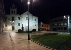 Fotografia notturna di Piazza Cavour a Gravina in Puglia, provincia di Bari.
