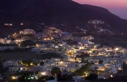 Vista notturna di un villaggio costiero a Folegandros, siamo all'arcipelago delle Cicladi in Grecia - © Ollie Taylor / Shutterstock.com