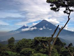 Volcan de Fuego, il grande vulcano dello stato di Colima in Mexico. A sinistra il vulcano Acatenango - © Scottydude -  GFDL Wikimedia Commons.