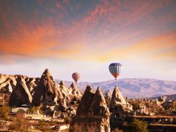 Volo in mongolfiera sui paesaggi della Cappadocia, ...