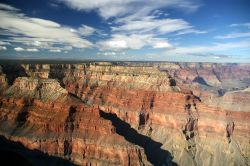 Volo panoramico sul Grand Canyon USA. una foto aerea del nord dell'Arizona come è stato modellato dal fiume Colorado - © Bryan Busovicki / Shutterstock.com