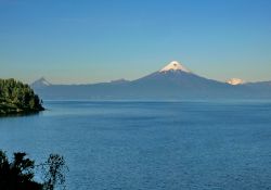 Il Vulcano Osorno visto dalle  sponde del Lago Llanquihue in Cile, lo stesso do si affaccia la località turistica di Puerto Varas, in Patagonia - Cortesia foto Marisa Garrido/marisadechile, ...