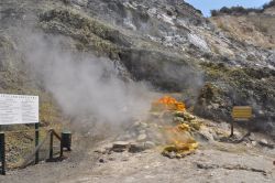 Il Vulcano di Pozzuoli (la Solfatara) con la fumarola bollente