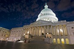 Washington Capitol: ovvero il Campidoglio della capitale degli Stati Uniti d'America. E' la sede dei due congressi statunitensi ed è un splendido esempio di edificio neoclassico. ...