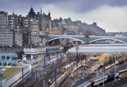 La Waverley Station ed il North Bridge a Edimburgo. Sullo sfondo il profilo dell'Edinburgh Castle - © Brendan Howard / Shutterstock.com