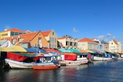 Willemstad il mercato galleggiante (floating market) di Curacao - © lidian / Shutterstock.com