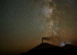 Yurta della Mongolia sotto cielo stellato. Quest'abitazione mobile viene adottata da molti popoli nomadi dell'Asia fra cui mongoli, uzbeki e kazaki - © Pakawat Thongcharoen / Shutterstock.com ...